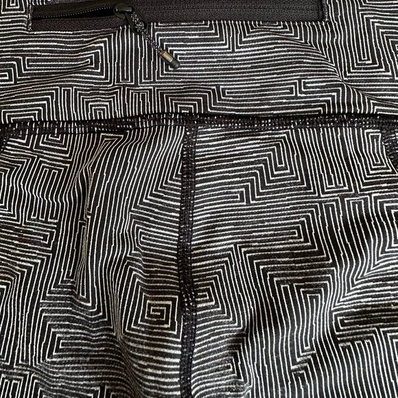 Lululemon Soulcycle Cropped Leggings White/Black Design w/ Mesh Detail Size 8 - Picture 6 of 16